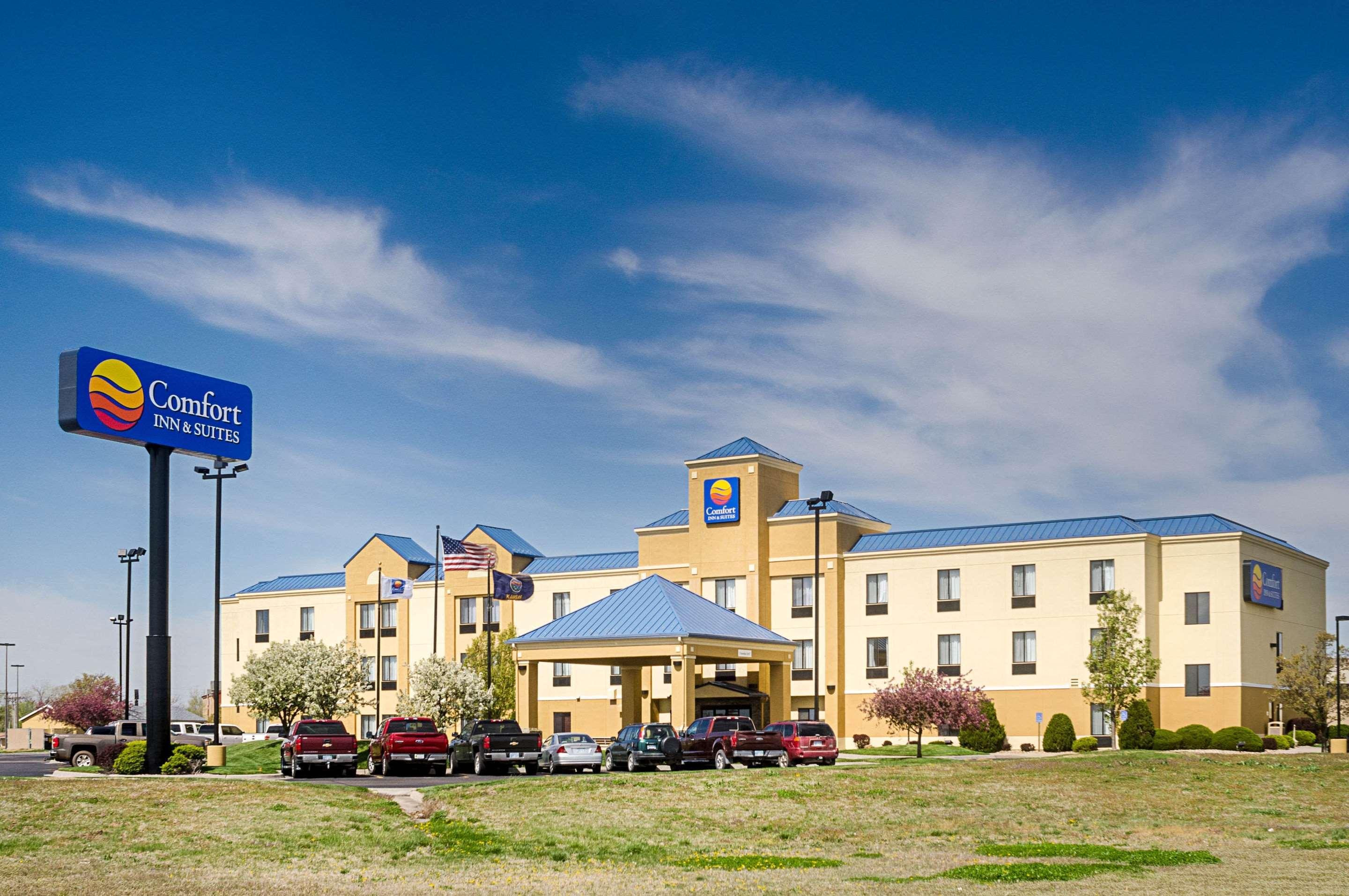 Comfort Inn & Suites Hutchinson Exterior photo